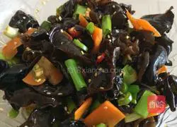 Illustration of how to make cold black fungus with raw pepper 11 
