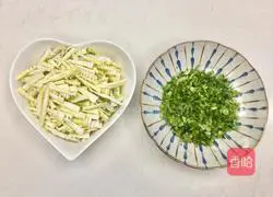 Illustration of how to stir-fry bamboo shoots with pickled vegetables 2