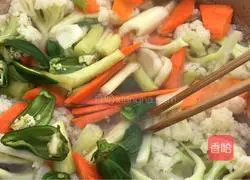 Illustration of how to mix celery and carrots with cauliflower 6