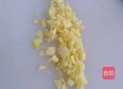 Illustration of how to stir-fry cabbage with chives 1