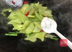 Illustration of how to stir-fry lettuce with garlic sprouts 5