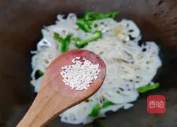 Illustration of how to stir-fry lotus root slices with green pepper 13