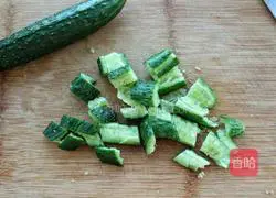 Illustration of how to make cucumber mixed with yuba and peanuts 4