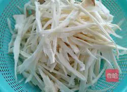 Illustration of how to make shredded king oyster mushrooms 2