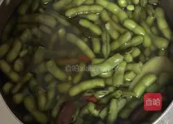 Illustration of how to cook edamame in salt water 5