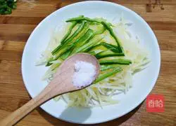 Illustration of how to make black bean paste with green pepper and potato shreds 16