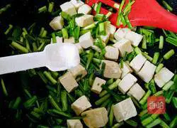 Illustration of how to make spicy green garlic sprouts and stir-fry tofu 7