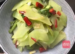 Illustration of how to stir-fry lettuce with garlic sprouts 7