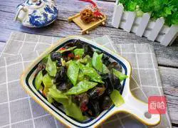 Illustration of how to stir-fry lettuce and fungus 13
