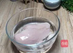 Illustration of how to make cold shredded chicken 1