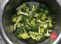 Illustration of how to mix broccoli with black fungus 3