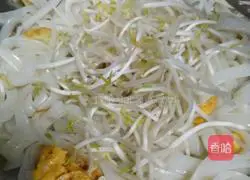 Illustration of how to make stir-fried noodles with eggs and bean sprouts 4
