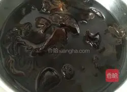 Cold black fungus with raw pepper Illustration of how to do it 1