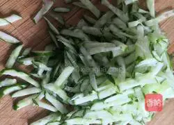 Illustration of how to make cold bitter chrysanthemum 2