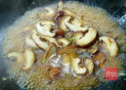 Illustration of how to stir-fry broccoli with mushrooms 9