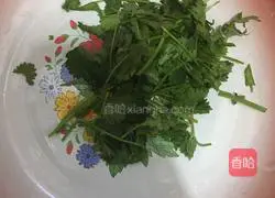 Illustration of how to mix dry silk with soy sauce 4