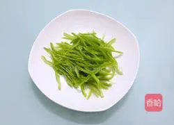 Illustration of how to make green pepper and potato shreds 3