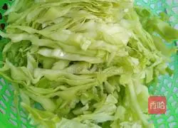 Illustration of how to make fried cabbage with shrimp skin 2