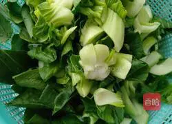 Illustration of how to stir-fry mushrooms with rapeseed 4