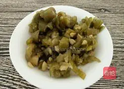 Illustration of how to make spicy stir-fried shredded carrots 3