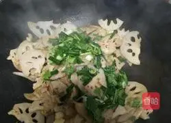 Illustration of how to make fried lotus root slices 13