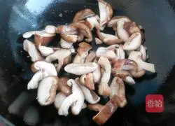 Illustration of how to stir-fry rapeseed with mushrooms 3