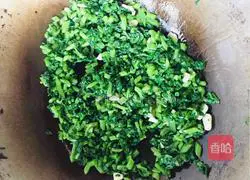 Illustration of how to make garlic radish leaves 3