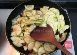 Illustration of how to make fried fungus with zucchini 15