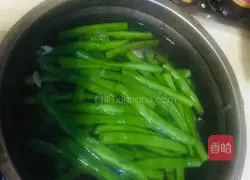 Illustration of how to stir-fry green beans with shredded green and red peppers (Peerless Double Peppers vs Green Forest Heroes) 2