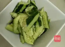 Illustration of how to make cold cucumber 4
