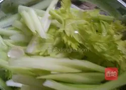 Illustration of how to stir-fry celery and lily 1