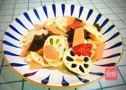 Illustration of how to make fried lotus root with fungus, carrot and lotus root 11