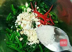 Illustration of how to make spinach with nuts 6