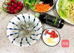 Illustration of how to make shrimps mixed with vegetables 1