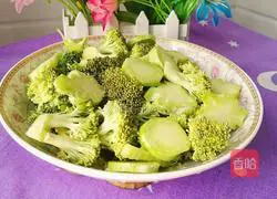 Illustration of how to make stir-fried broccoli with tomatoes 2