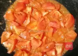 Tomato and white jade mushroom stew Illustration of how to make tofu 8