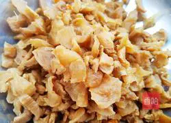 Illustration of how to make pickled cabbage and pork rice rolls 3