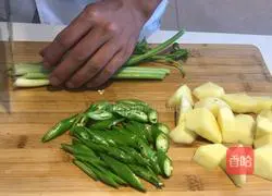 How to make spicy dry pot lotus root slices Illustration 1