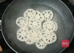 Illustration of how to make steamed lotus root clips 7