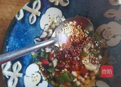 Illustration of how to make cold zucchini shreds 11