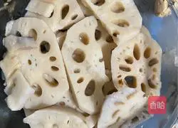 Illustration of how to make spicy and sour lotus root slices 4