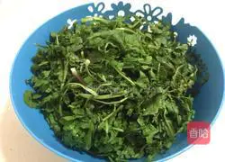 Steamed vegetables: illustration of how to make shepherd's purse dumplings 1