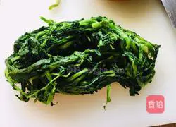 Illustration of how to make stir-fried radish and cherry blossoms 2