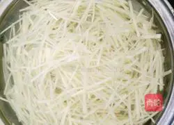 Illustration of how to stir-fry leeks with shredded potatoes 6 