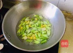 Illustration of how to stir-fry ginkgo with celery 3