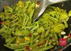 Illustration of how to stir-fry beans with green pepper 14