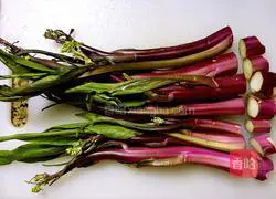 Illustration of how to make stir-fried red cabbage and greens 1