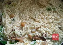 Illustration of how to make braised noodles 11