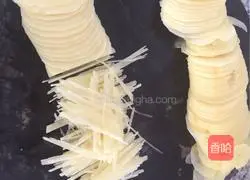 Illustration of how to stir-fry leeks with shredded potatoes 3