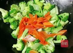 Illustration of how to stir-fry broccoli and carrots 11